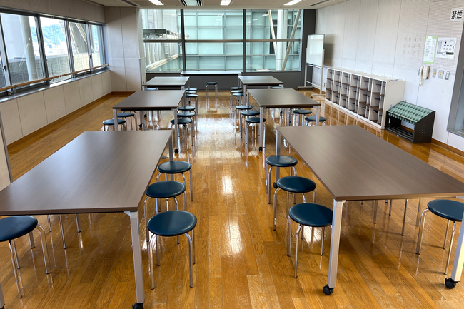  2025年9月25日に、机7台を更新しました。すべてキャスター付きで、室内での移動が容易になります。