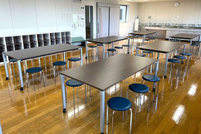  2025年9月25日に、机7台を更新しました。すべてキャスター付きで、室内での移動が容易になります。